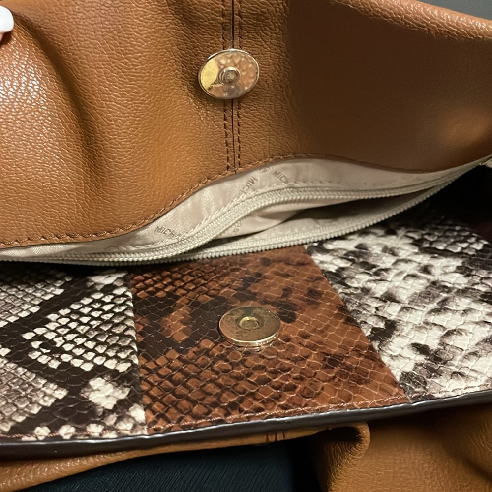 Micheal kors handbag/ crossbody - Picture 10 of 16